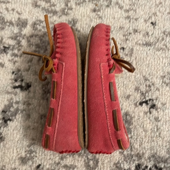 Minnetonka Kids Cassie Slipper in Hot Pink, Sz 8 - Picture 8 of 10